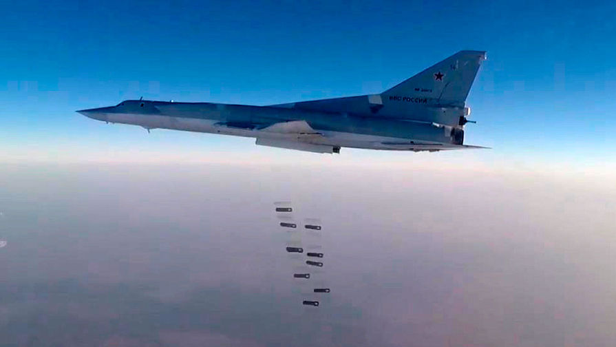 Дальний бомбардировщик Ту-22М3 во время нанесения удара осколочно-фугасными боеприпасами по&nbsp;объектам ИГ (организация запрещена в России) вокруг осажденного Дэйр-эз-Зора
