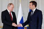 Президент Франции Эммануэль Макрон и президент РФ Владимир Путин во время встречи в Версале