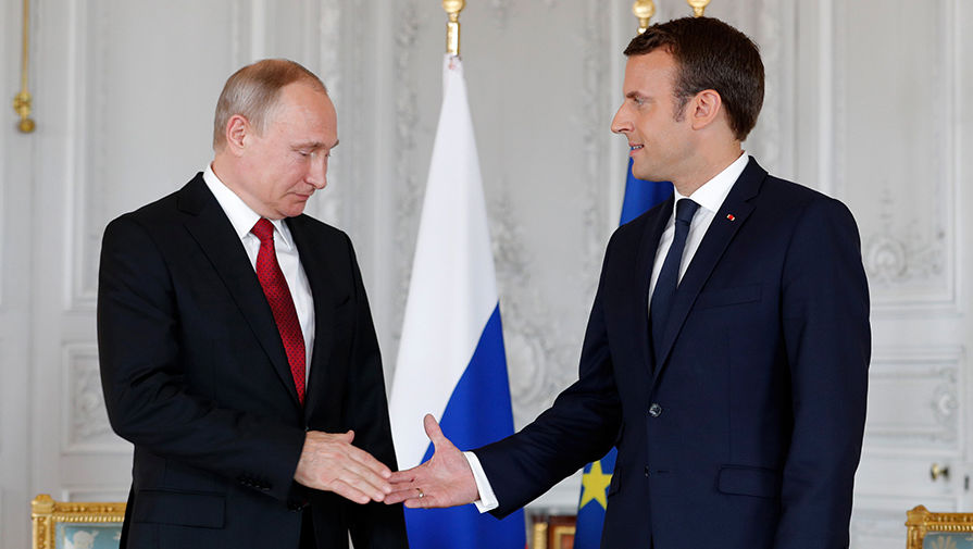 Президент Франции Эммануэль Макрон и президент РФ Владимир Путин во время встречи в&nbsp;Версале