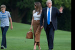 Дональд и Меланья Трамп и их сын Бэррон на лужайке у Белого дома
