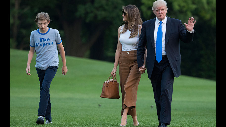 Дональд и Меланья Трамп и их сын Бэррон на лужайке у Белого дома