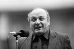 «Жизнь коротка. И надо уметь. Надо уметь уходить с плохого фильма. Бросать плохую книгу. Уходить от плохого человека. Их много»