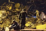 Сотрудники МЧС РФ и следственные эксперты на месте крушения самолета Су-30 в Иркутске, 23 октября 2022 года