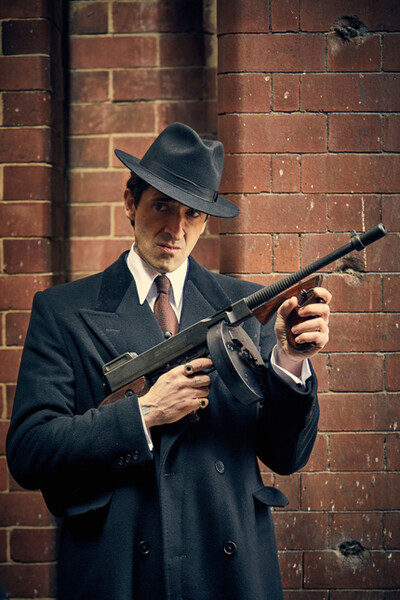 Эдриен Броуди в&nbsp;сериале &laquo;Острые козырьки&raquo; (2013)