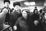 Пенсионеры в очереди в продуктовом магазине в Москве, 20 марта 1991 года