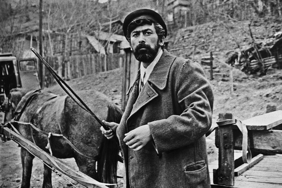 Вахтанг Кикабидзе родился и вырос в&nbsp;Тбилиси. Его отец Константин Кикабидзе пропал без&nbsp;вести в&nbsp;боях под&nbsp;Керчью в&nbsp;1942 году. Будущего артиста воспитывала мать Манана Багратиони — именно она дала сыну прозвище Буба.
На&nbsp;фото: артист Вахтанг Кикабидзе в&nbsp;фильме &laquo;Мелодии Верийского квартала&raquo;, 1974&nbsp;год 