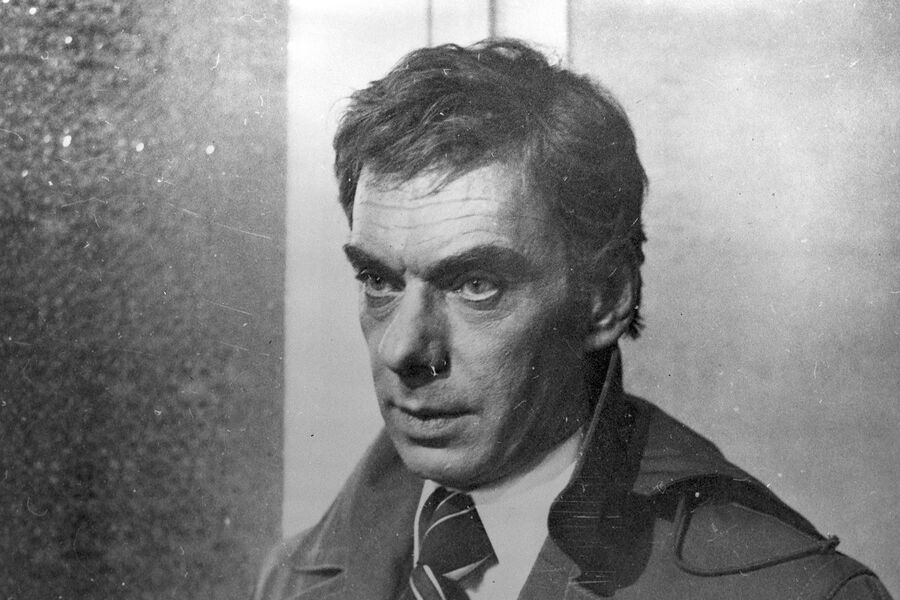 <b>Алексей Баталов в&nbsp;роли Гоши на&nbsp;съемках фильма «Москва слезам не верит» (1979)</b>
<br>
<br>В первоначальном сценарии слесарь Гоша описан как мужчина лет сорока. Под&nbsp;этот возраст и подбирали исполнителя главной роли. Пробовалось немало известных актеров, но созданные ими образы не совпадали с&nbsp;представлением режиссера о&nbsp;настоящем мужчине, работяге-интеллигенте.
<br>
<br>Идея пригласить 50-летнего Алексея Баталова возникла у&nbsp;Меньшова, когда он увидел артиста в&nbsp;старом фильме «Дорогой мой человек».
