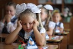 Школьница во время классного собрания по окончании торжественной линейки, посвященной началу учебного года, в школе №5 им. М.А. Ромашины в Тимашевске
