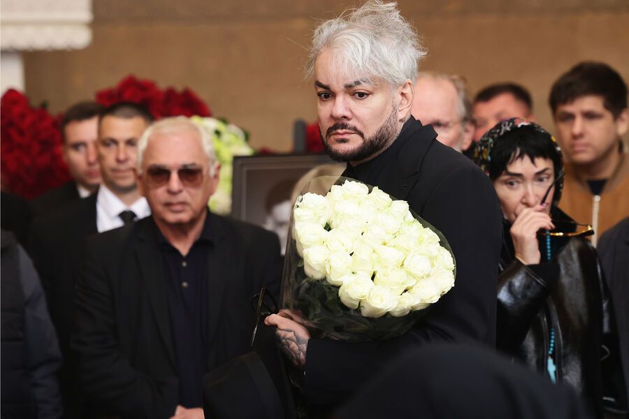  Генеральный директор киноконцерна &laquo;Мосфильм&raquo; Карен Шахназаров, певцы Филипп Киркоров и Лолита Милявская (слева направо) на&nbsp;церемонии прощания с&nbsp;режиссером и телеведущим Тиграном Кеосаяном в&nbsp;армянской церкви Святого креста в&nbsp;Москве, 28&nbsp;сентября 2025&nbsp;года