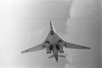 Стратегический ракетоносец-бомбардировщик Ту-160 с изменяющейся стреловидностью крыла на авиационном шоу в Жуковском, 1991 год