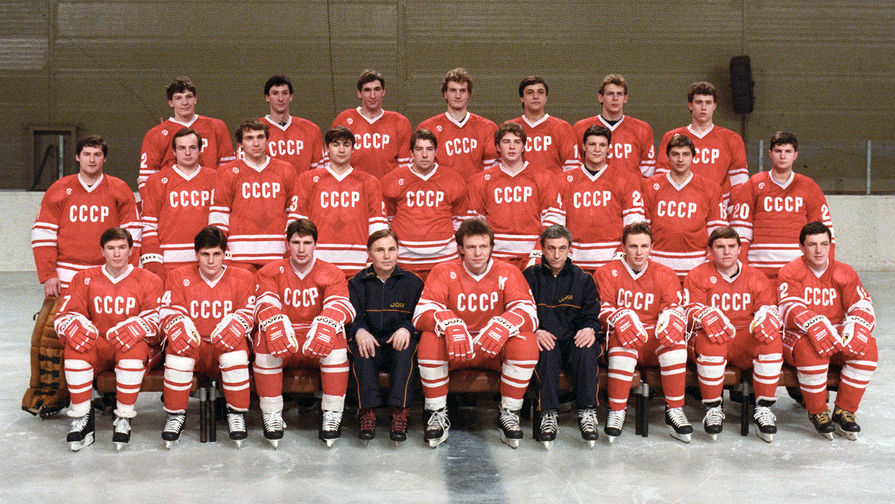 Олимпийская сборная СССР по хоккею с шайбой. Сидят (слева направо) - Вячеслав Быков, Сергей Макаров, Алексей Касатонов, старший тренер Виктор Тихонов, капитан команды Вячеслав Фетисов, тренер Игорь Дмитриев, Игорь Ларионов, Владимир Крутов, Сергей Стариков. Средний ряд - Сергей Мыльников, Илья Бякин, Александр Черных, Андрей Ломакин, Виталий Самойлов, Игорь Стельнов, Сергей Яшин, Андрей Хомутов, Евгений Белошейкин. Стоят - Игорь Кравчук, Сергей Светлов, Александр Кожевников, Алексей Гусаров, Валерий Каменский, Анатолий Семенов, Александр Могильный, 1988 год