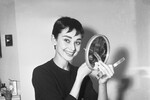 Одри Хепберн в своей гримерке театра на 46-й улице в Нью-Йорке, 1954 год