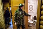 Сторонники оппозиции во внутренних помещениях оставленной резиденции президента Украины Виктора Януковича «Межигорье» под Киевом