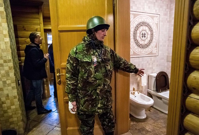 Сторонники оппозиции во внутренних помещениях оставленной резиденции президента Украины Виктора Януковича «Межигорье» под Киевом