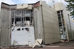 Пострадавший от обстрела торговый центр в Луганске