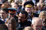 Актер Стивен Сигал (в центре) перед началом военного парада в ознаменование 70-летия победы в Великой Отечественной войне 1941–1945 годов