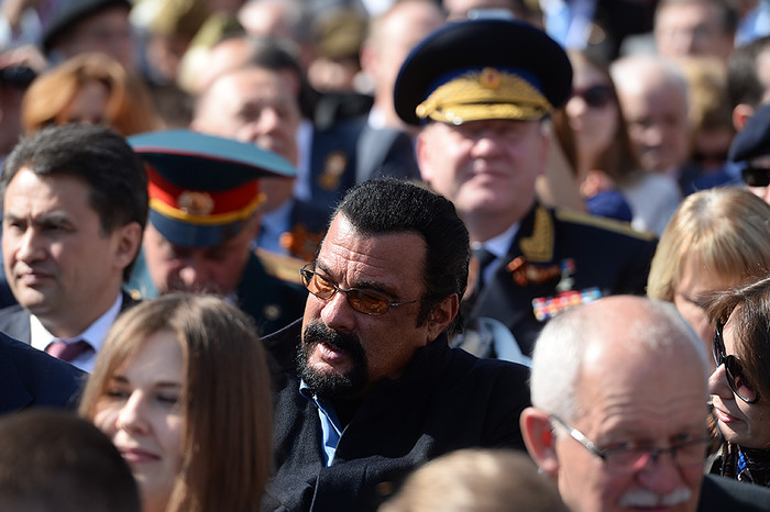 Актер Стивен Сигал (в центре) перед началом военного парада в ознаменование 70-летия победы в Великой Отечественной войне 1941–1945 годов