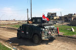 Бронемашина Humvee направляется на передовую позицию
