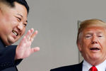 Высший руководитель КНДР Ким Чен Ын и президент США Дональд Трамп во время встречи на острове Сентоса в Сингапуре, 12 июня 2018 года