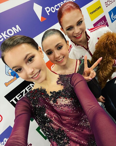Фигуристки Анна Щербакова, Камила Валиева и Александра Трусова на&nbsp;чемпионате России по&nbsp;фигурному катанию в&nbsp;Санкт-Петербурге, 2021&nbsp;год