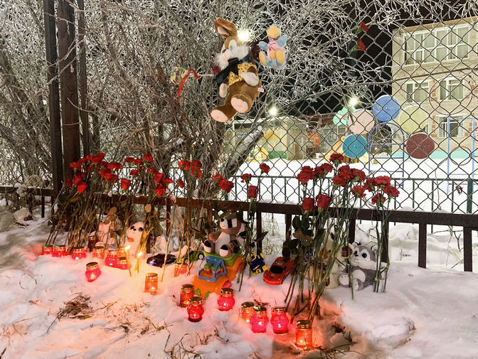 Стихийный мемориал у детского сада «Сказка» в Нарьян-Маре, где был убит шестилетний мальчик