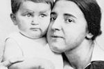 Жена Сталина Надежда Аллилуева с сыном Василием, 1922 год