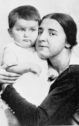 Жена Сталина Надежда Аллилуева с&nbsp;сыном Василием, 1922&nbsp;год
