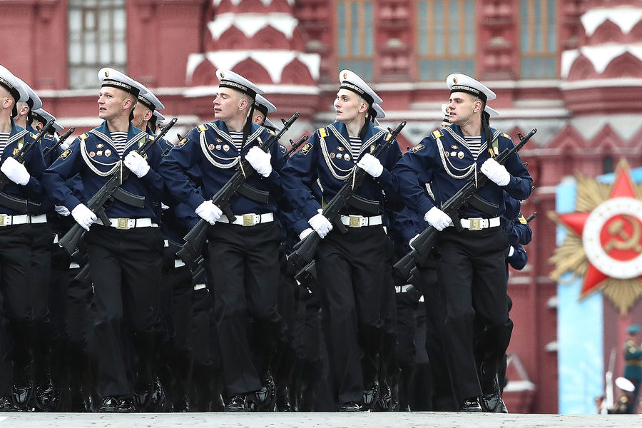 Военнослужащие парадных расчетов во время парада, посвященного 76-й годовщине Победы в&nbsp;Великой Отечественной войне, на&nbsp;Красной площади, 9&nbsp;мая 2021&nbsp;года

