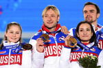 Слева направо: Юлия Липницкая, Евгений Плющенко, Ксения Столбова и Федор Климов, завоевавшие золотые медали в командных соревнованиях по фигурному катанию на XXII зимних Олимпийских играх в Сочи, во время медальной церемонии, 2014 год 