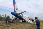 На месте аварийной посадки самолета А320 авиакомпании «Уральские авиалинии» в Новосибирской области, 12 сентября 2023 года
