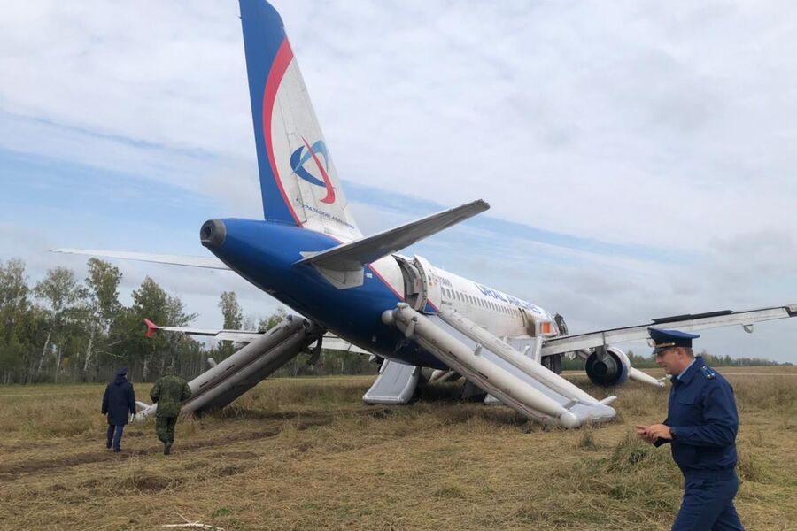 На&nbsp;месте аварийной посадки самолета А320 авиакомпании «Уральские авиалинии» в&nbsp;Новосибирской области, 12&nbsp;сентября 2023&nbsp;года
