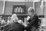 Посетители возле ресторана «Макдональдс», 1991 год