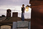 <b>8-е место. «Питер FM» (2006)</b>
<br><br>
Ода любви Питеру эпохи нулевых — и в целом тому времени, когда две родственные души еще могли физически затеряться в большом городе. Грандиозные в романтическом плане актерские выступления Екатерины Федуловой и Евгения Цыганова были очевидны еще в 2006-м, однако спустя без малого 20 лет фильм расцвел даже больше, встав в один ряд с сотками, что вы иногда находите где-то на даче, — уникальный ностальгический экспириенс, отправляющий в прошлое без этой вашей машины времени.
