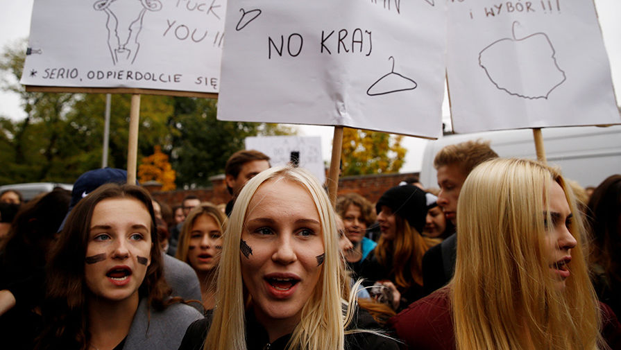 Митинг против запрета абортов в центре Варшавы