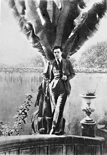 Поэт Владимир Маяковский во время поездки в Мексику, 1925 год