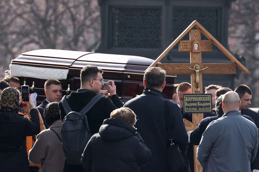 Погрузка в&nbsp;катафалк гроба с&nbsp;телом лидера ЛДПР Владимира Жириновского у&nbsp;храма Христа Спасителя в&nbsp;Москве, 8&nbsp;апреля 2022&nbsp;года
