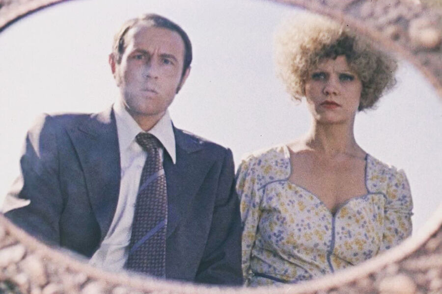 <b>«Познавая белый свет» (1978)</b>
<br><br>
Режиссер Кира Муратова сняла эту тонкую, нежную картину о&nbsp;любовном треугольнике на&nbsp;фоне строительства завода на&nbsp;«Ленфильме» после семи лет простоя.