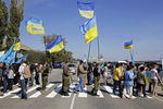 Активисты блокируют автомобильную трассу на границе Украины и Крыма у поселка Чонгар