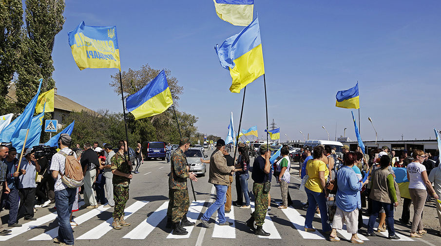Активисты блокируют автомобильную трассу на&nbsp;границе Украины и Крыма у&nbsp;поселка Чонгар