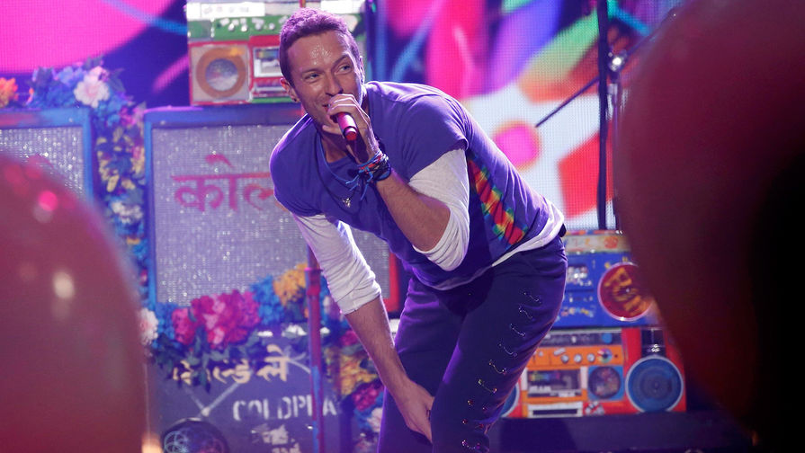 Лидер группы Coldplay Крис Мартин выступает на церемонии American Music Awards 2015