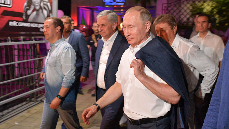 Президент РФ Владимир Путин, президент Абхазии Рауль Хаджимба и премьер-министр РФ Дмитрий Медведев 