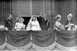 В начале 1947 года принцесса Елизавета вместе с родителями и сестрой Маргарет отправилась в путешествие в Южную Африку — в туре она отметила 21-й день рождения. По возвращении ее ждало больше событие: в июле 1947 года была объявлена ее официальная помолвка с Филиппом Маунтбеттеном, ее дальним родственником, с которым она начала переписываться еще в 1939-м, в возрасте 13 лет. Венчание состоялось 20 ноября 1947 года в Вестминстерском аббатстве. На фото принцесса Елизавета и принц Филипп Маунтбеттен во время свадьбы в Букингемском дворце
