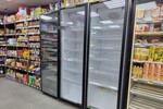Пустые полки, на которых раньше стоял алкоголь, в одном из магазинов в Вологде
