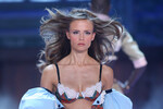 Модель Наташа Поли на показе коллекции Victoria's Secret, 2006 год