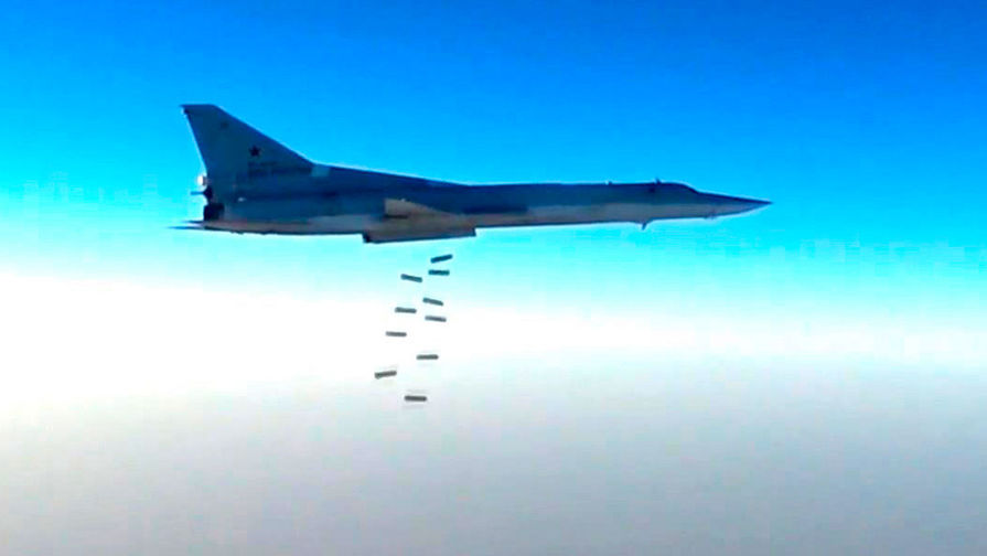 Дальний бомбардировщик Ту-22М3 во время нанесения удара осколочно-фугасными боеприпасами по&nbsp;объектам ИГ (организация запрещена в России) вокруг осажденного Дэйр-эз-Зора
