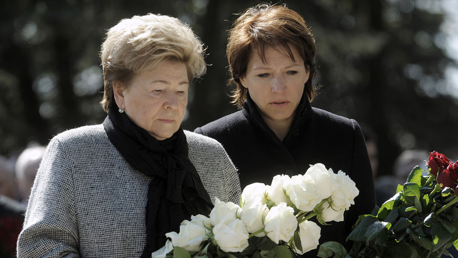 2008 год. Наина Ельцина с дочерью Татьяной во время церемонии открытия памятника первому президенту РФ Борису Ельцину