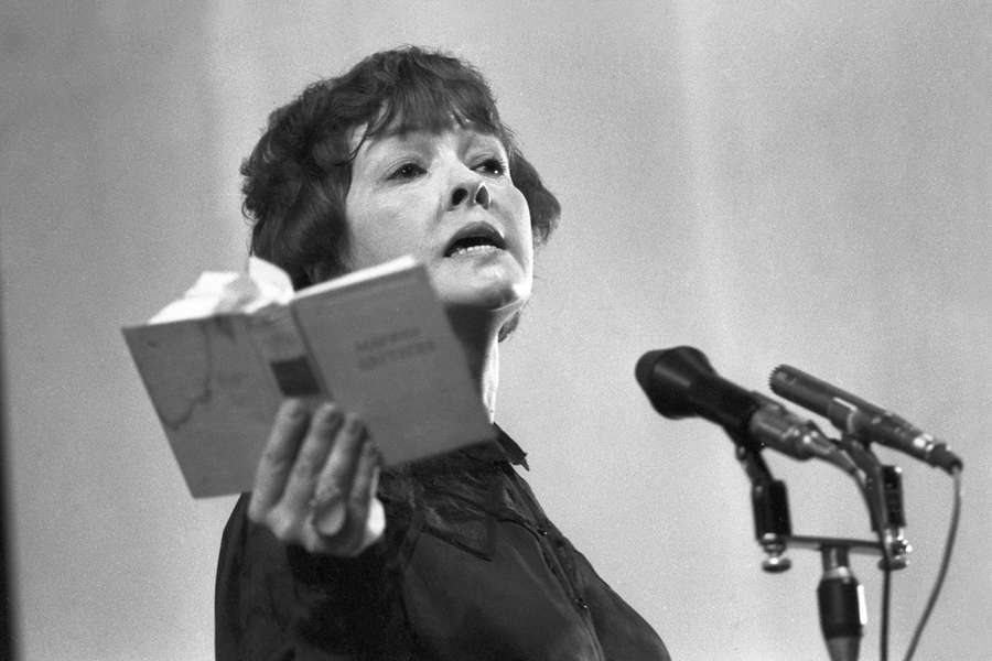 Белла Ахмадулина во время выступления, 1984&nbsp;год