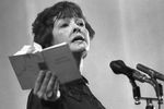 Белла Ахмадулина во время выступления, 1984 год