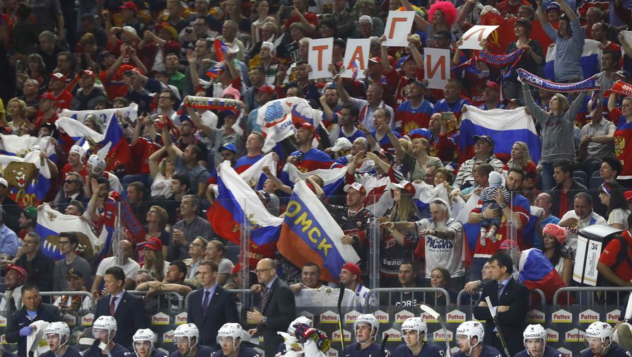 Американские хоккеисты на фоне российских болельщиков