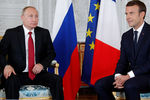 Президент Франции Эммануэль Макрон и президент РФ Владимир Путин во время встречи в Версале
